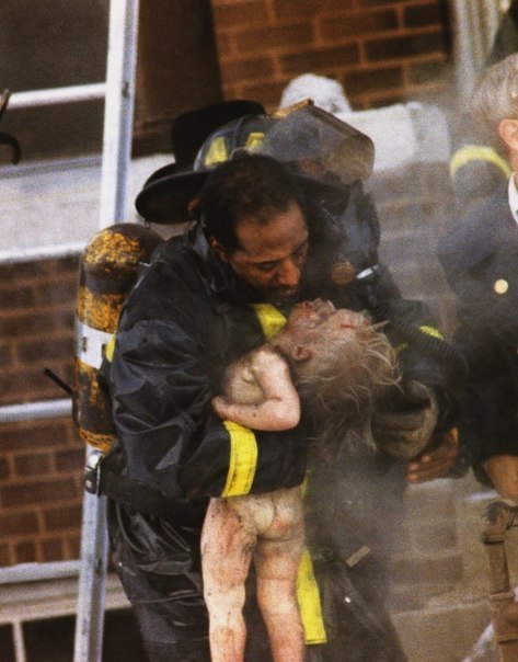 1989 год. Пожарный делает искусственное дыхание вынесенному