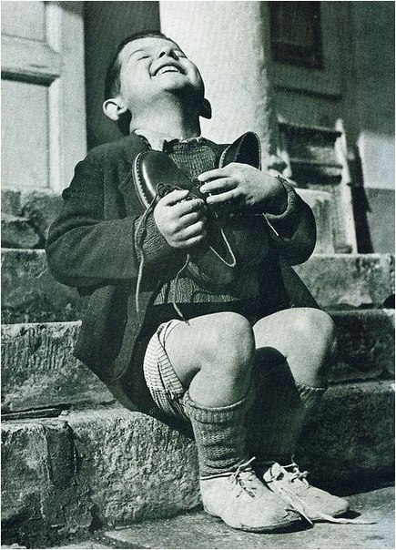 6–летний мальчишка из приюта получил в подарок от Красного Креста порцию запредельного счастья. 1946 год