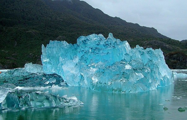 Айсберг, отколовшийся от ледника Сан-Рафаэль