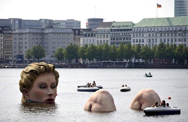 Badenixe (купание красоты) - скульптура в Гамбурге, Германия.