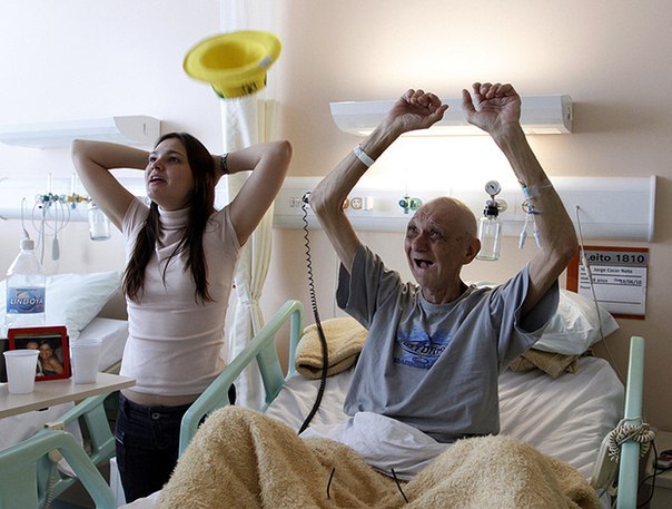 Бразильский пациент и его дочь Каролина радуются успехам 