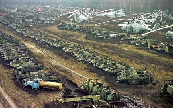 Брошенная после ликвидации Чернобыльской аварии техника.