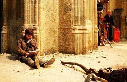 Дэниэл Редклифф читает Гарри Поттера на съемках Гарри Поттера