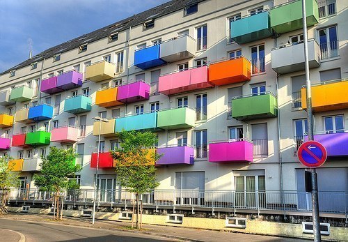 Дом с разноцветными балконами. Правда, весело и симпатично