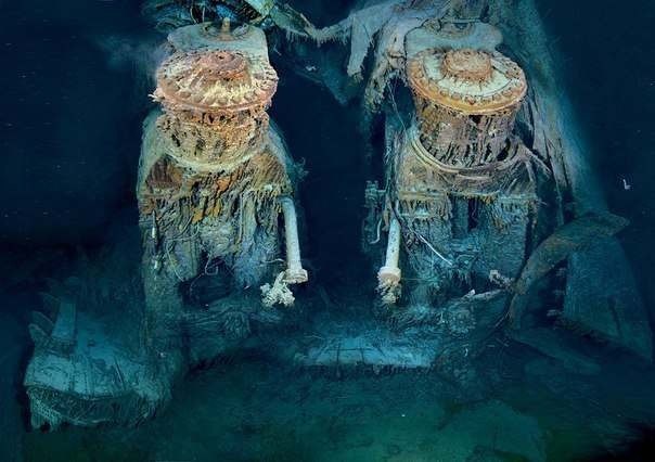 Два двигателя "Титаника", которые по высоте сравнимы с 4-этажным зданием, торчат из места разлома в задней 