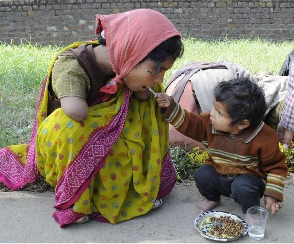 Двухлетняя дочь кормит свою мать.