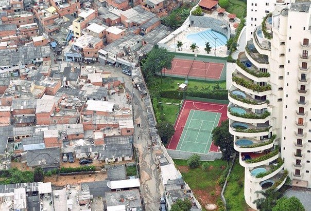 Фавелы, Бразилия. Четкая граница между богатыми и бедными.