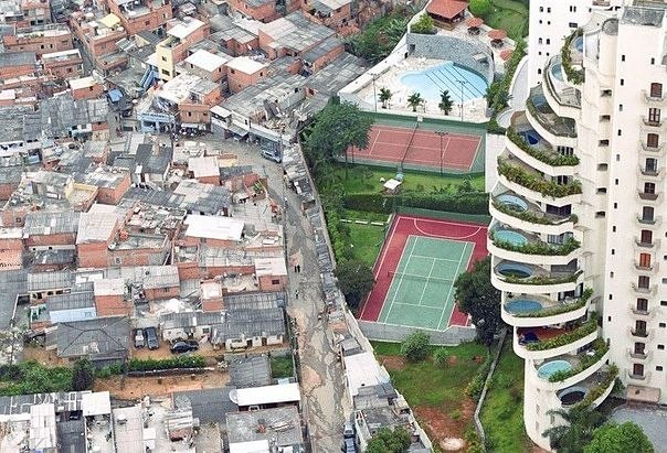 Фавелы, Бразилия. Граница между богатством и бедностью.