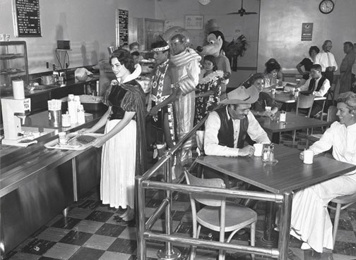 Фотография из архивов Walt Disney - столовая работников Диснейл