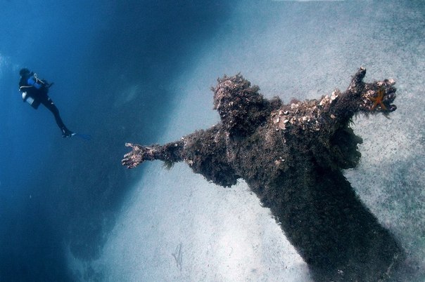 Гигантская статуя на дне океана.