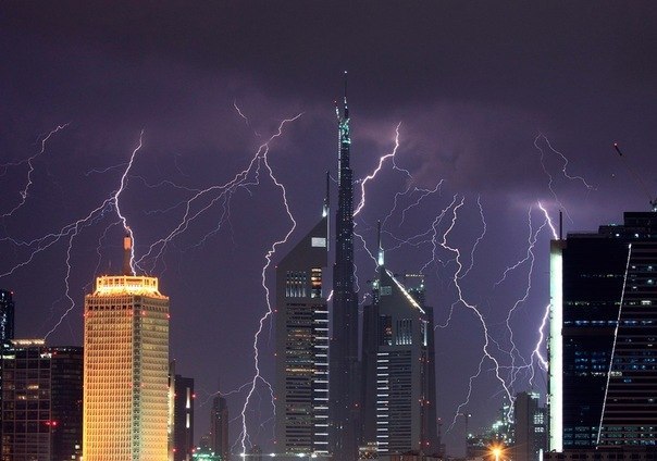 Гроза в городе Дубай, ОАЭ