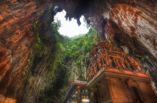 Храм в глубине пещеры.