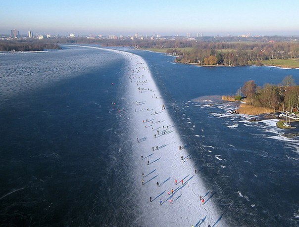 Катание на коньках на озере Paterswoldse Meer, расположенном к югу 