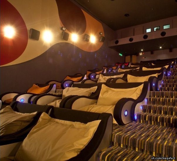 Кинотеатр с удобными сидениями.