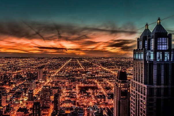 Красивая фотография Чикаго. Небо как будто копирует линии улиц. Чикаго, США