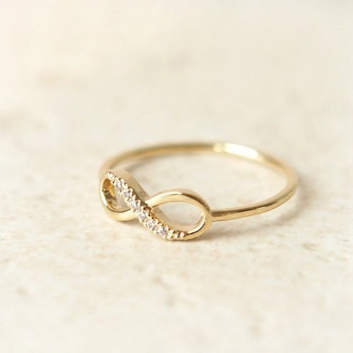 Красивая идея для влюбленных - кольцо со знаком бесконечно