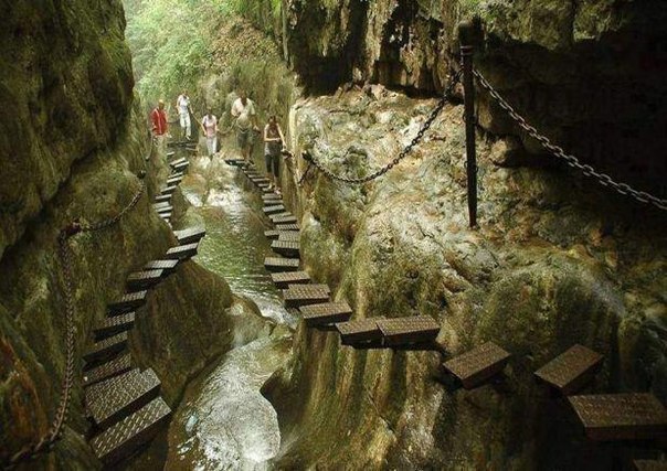 Лестница на горе Taihang в провинции Шаньси, Китай