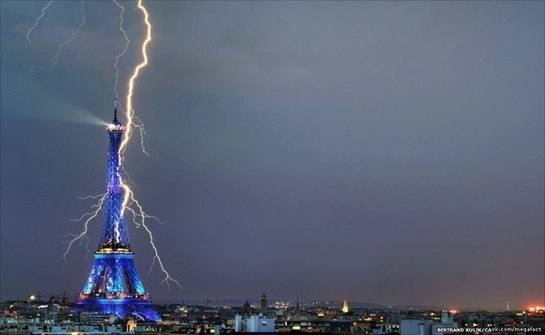 Молния попадает в Эйфелеву башню.