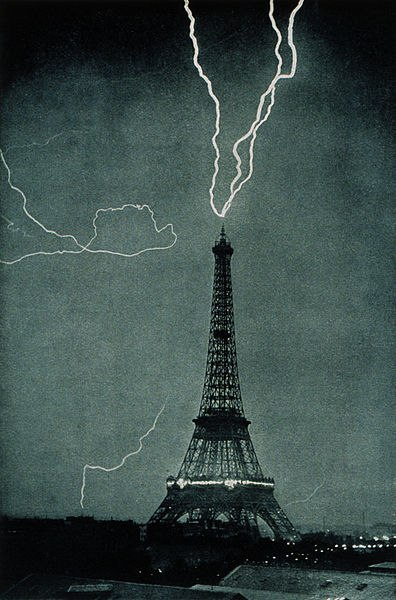 Молния ударила в Эйфелеву башню, 1902 год.