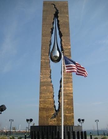 Монумент «Слеза скорби» работы Зураба Церетели — дар американскому народу в знак памяти жертв терактов 11 с