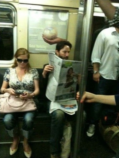 Мужчина, который читает газету в метро - Киану Ривз.
