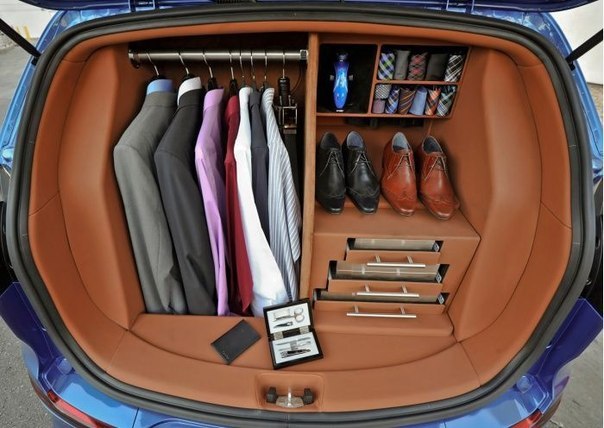 Мужской гардероб в багажнике автомобиля