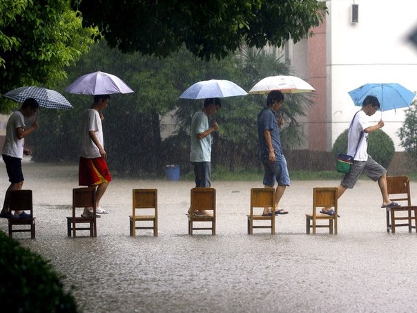 Наводнение в Китае, город Ухань, провинция Хубэй. Студенты 