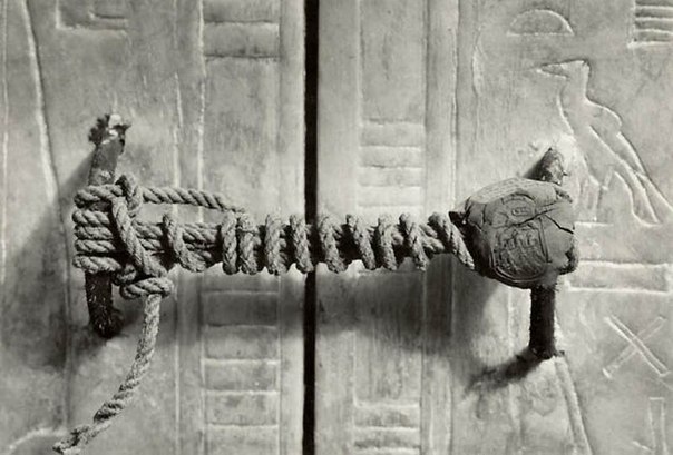 Нетронутая печать на двери гробницы фараона Тута.