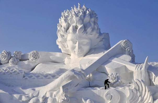 Невероятная скульптура из снега.