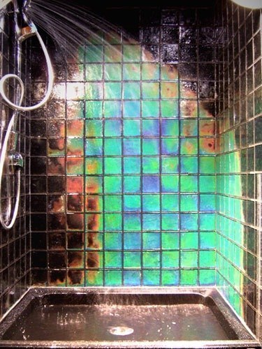 Northern Lights — душ с плиткой, которая изменяет свой цвет в зависимости от температуры воды, пролитой на 