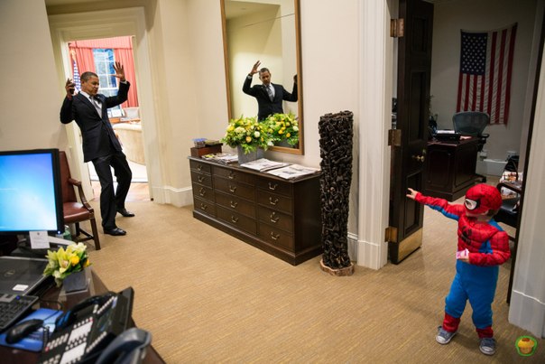 Обама играет с сыном одного из работников белого дома :)