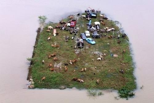 Перед сильным наводнением жители малазийской деревни Дже