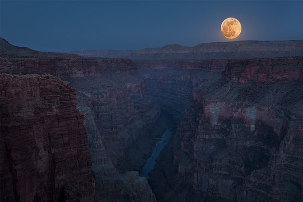 Полная луна над Большим Каньоном, США.