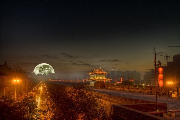 Полная Луна над Шанхаем.