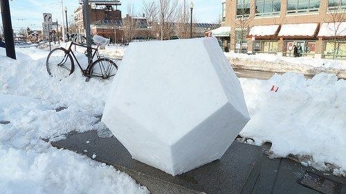 Пятиугольный додекаэдр из снега