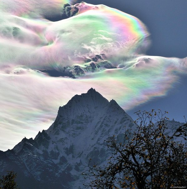 Радужные облака в Гималаях.