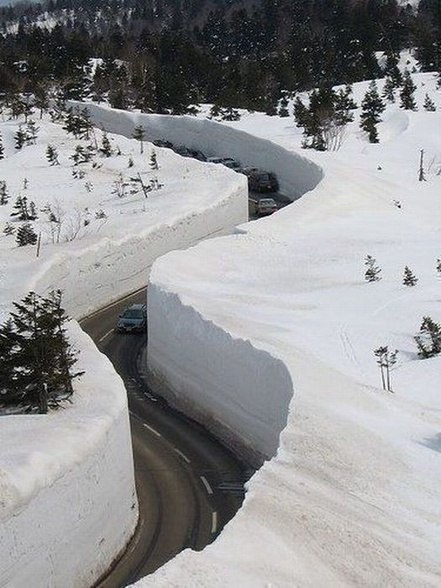 Рекорд: самые большие сугробыВот так вот расчищают дороги в горах Японии. Высота снежных стен может доходит
