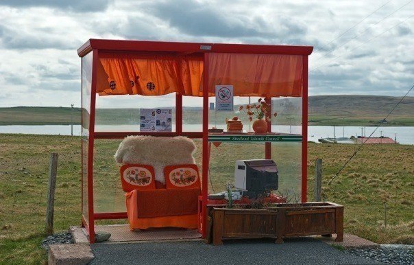Самая северная автобусная остановка в Британии. Расположена на острове Унст, Шотландия. Внутри мягкое кресл
