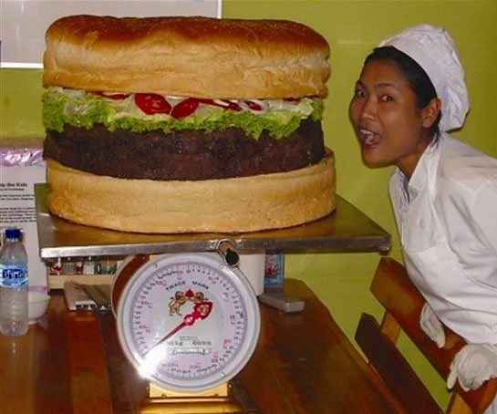 Самый большой гамбургер весом 35,6 кг. был включен в меню гри