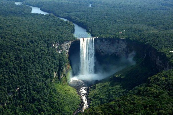 Самый широкий водопад в мире Кайетур, Гайана.