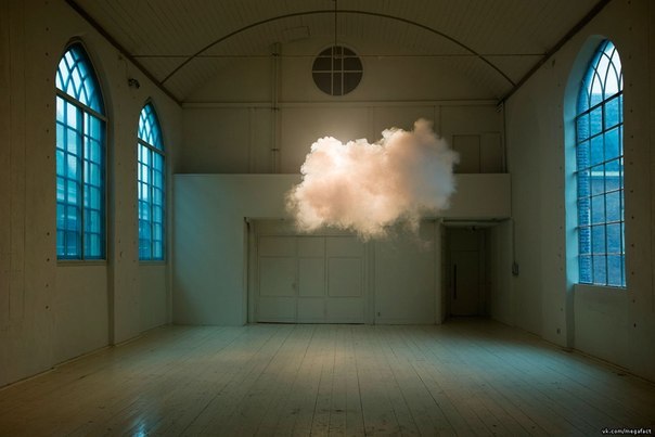 Сбалансировав температуру, влажность и освещение датский художник Berndnaut Smilde создал облако в центре к
