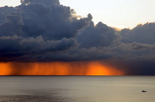 Штормовое облако у побережья Палермо, Сицилия, Италия