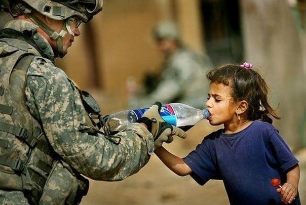 Солдат угощает девочку Pepsi, Ирак