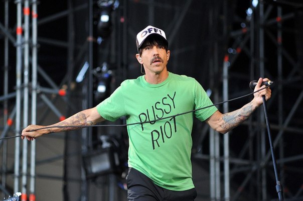 Солист группы Red Hot Chili Peppers Энтони Киддис во время концерта 