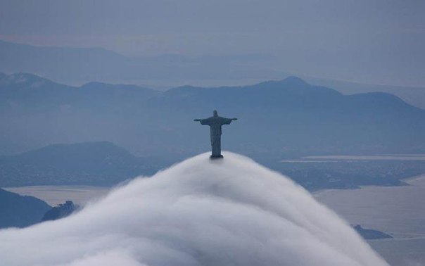 Статуя Иисуса Христа в Рио-де-Жанейро окутана туманом.