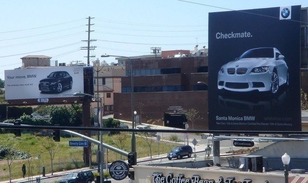 В 2009 году Audi разместила рекламный щит модели A4, глаcящий: "Т
