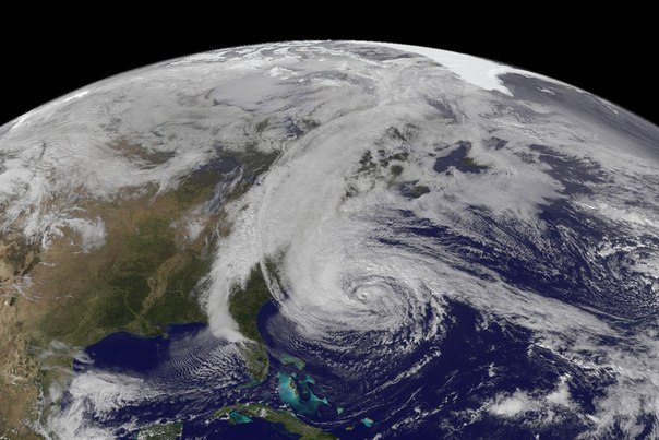 Вид на ураган Сэнди, который в данный момент бушует на Вост