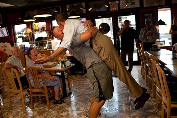 Владелец пиццерии во Флориде на радостях от встречи решил приподнять Барака Обаму.