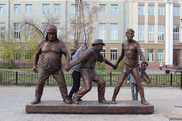 Власти Иркутска установили в центре города памятник советскому режиссеру Леониду Гайдаю и героям его фильмо