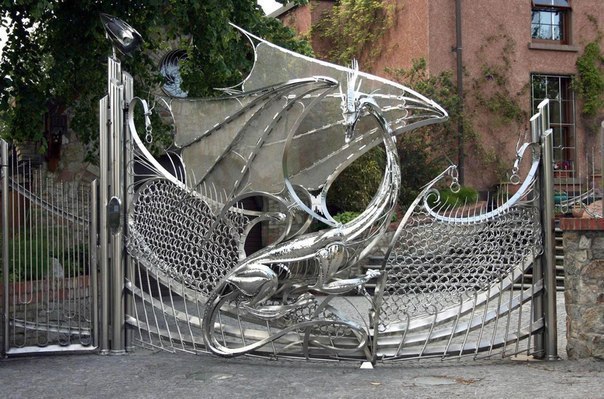 Ворота в виде дракона.